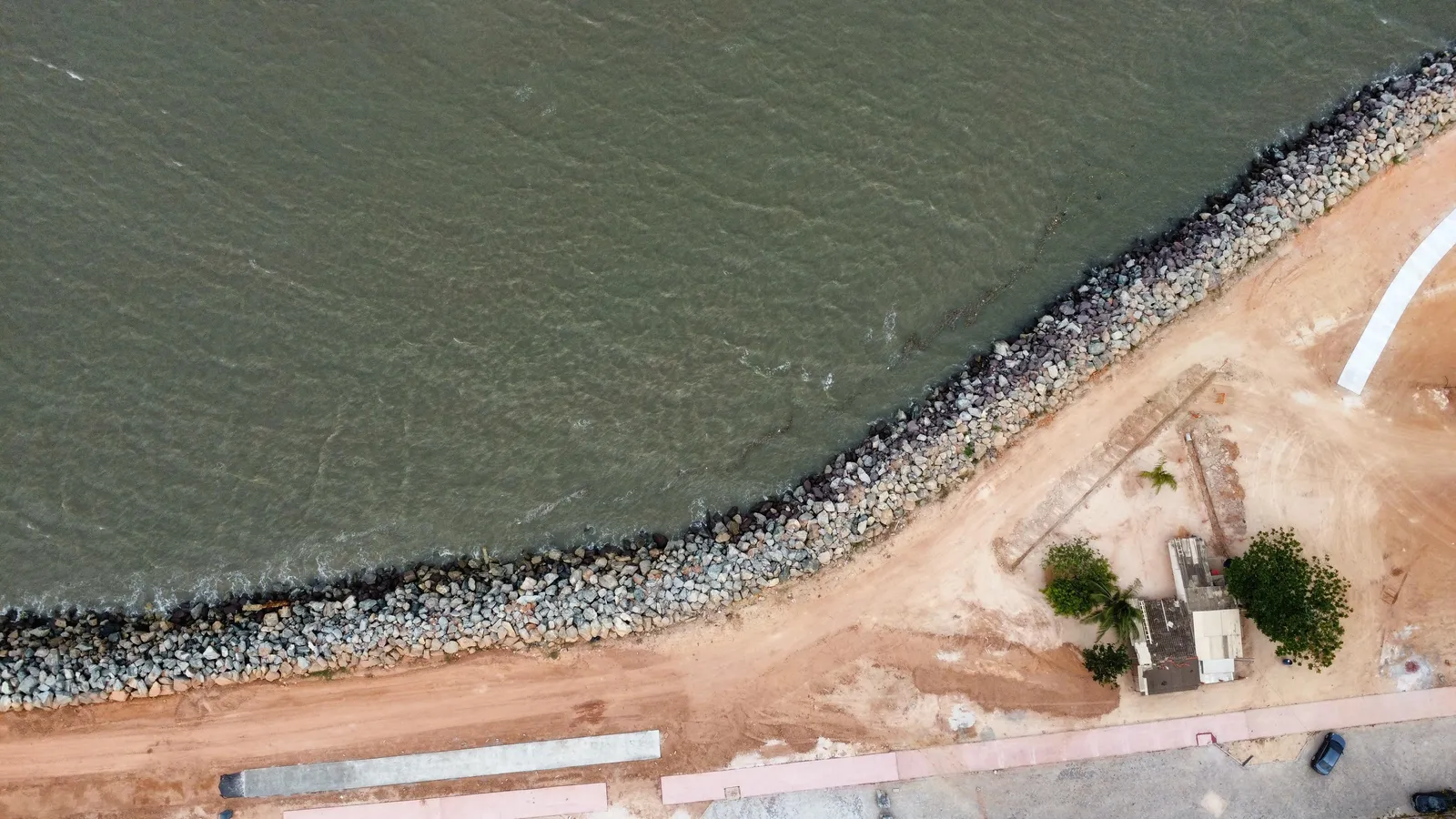 Obra de contenção costeira vista por drone