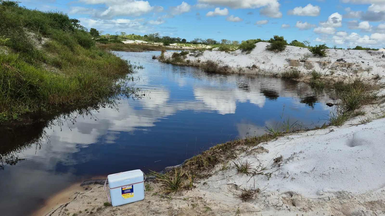 Cava com água em área de extração de areia
