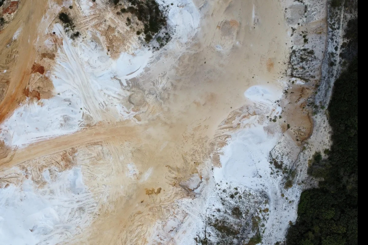 Fotografia aérea de frente de lavra de areia obtida por drone