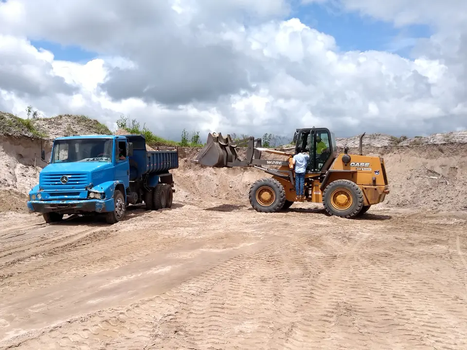 Extração de areia com pá carregadeira e caminhão basculante