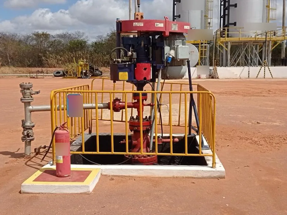 Cabeça de poço de petróleo em campo terrestre